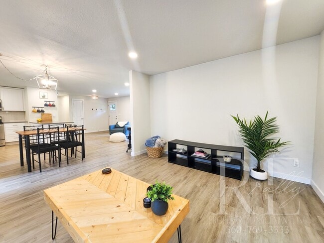 Building Photo - Rambler with Fantastic Covered Deck & Community Pool