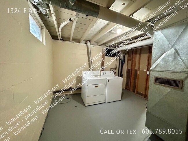 Building Photo - 1324 E 4th St