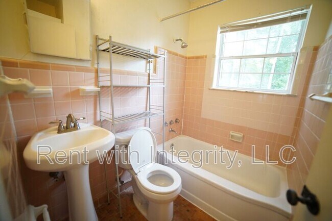 Building Photo - 1935 Temple Dr