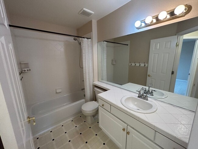 Building Photo - 4 Bed 3.5 Bath