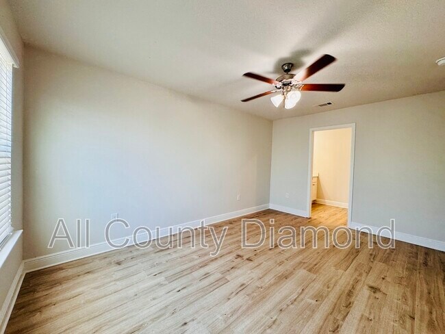 Building Photo - 10 Renea Cv