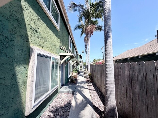 Building Photo - Charming 2 Bed / 1.5 Bath Townhome in the Heart of University Heights – Gated Community with Assi...