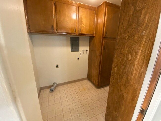 Building Photo - 817 Deseret Way