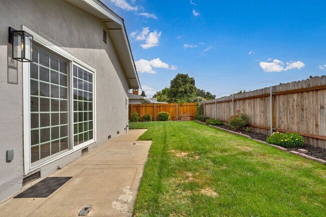 Building Photo - Charmingly Remodeled 3 Bed, 2 Bath Home Ne...
