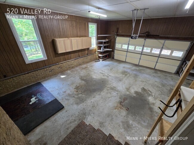 Building Photo - 520 Valley Rd