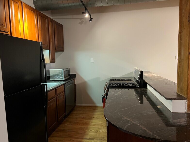 Building Photo - 1250 W Van Buren St