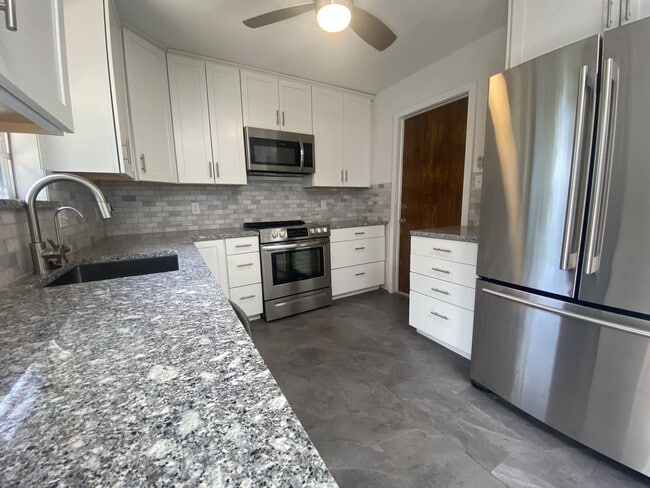 Building Photo - 1714 Village Dr