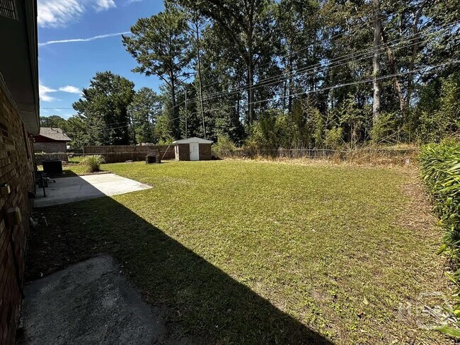 Building Photo - 25 Robin Hood Dr