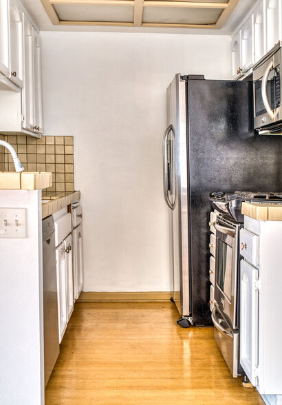 Building Photo - 1040 N Gardner St