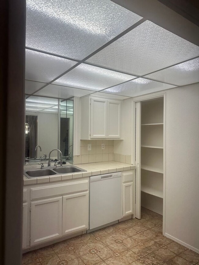 Building Photo - 14430 Pickwick Ln