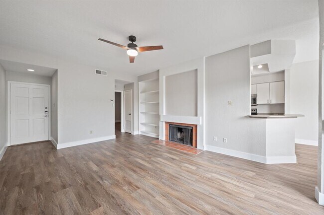 Building Photo - 4711 Spicewood Springs Rd