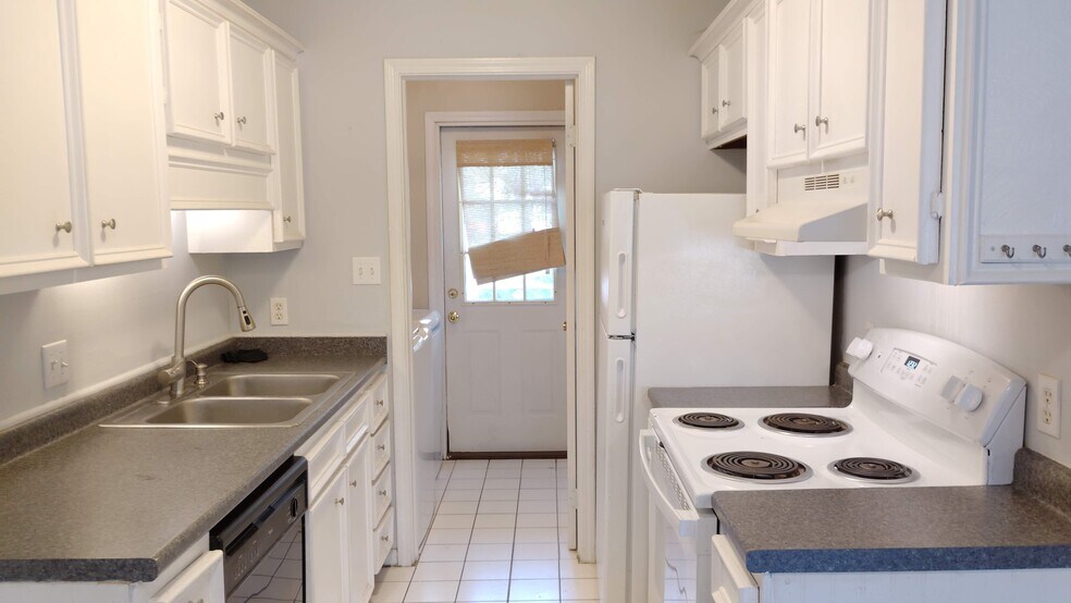 Building Photo - 502 Oak Circle Dr