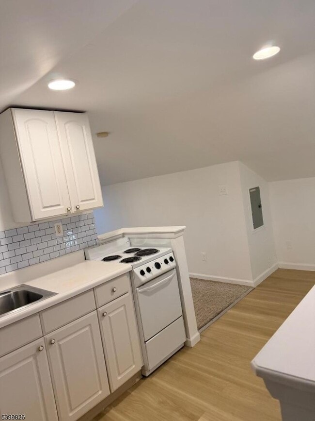 Building Photo - 131 Pine St