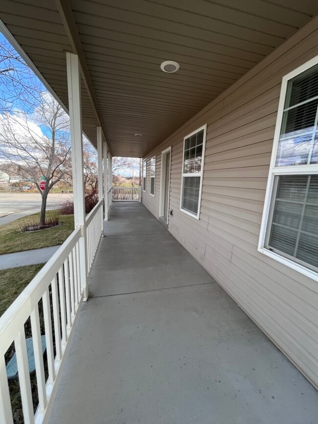 Building Photo - 515 Sawtooth St