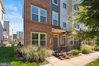 Building Photo - 128 Stowe Dr