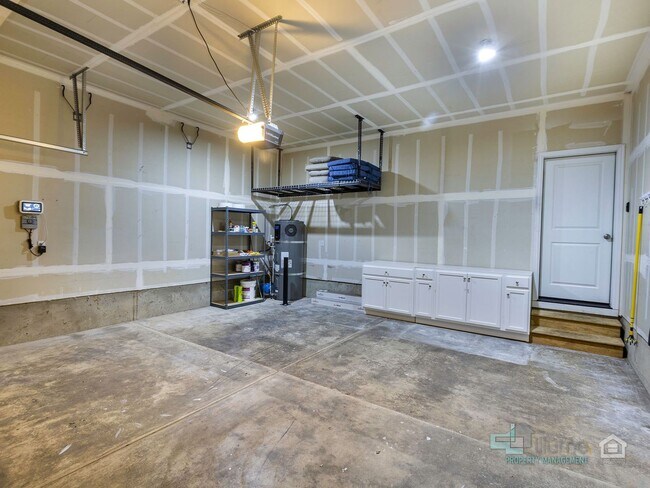 Building Photo - Spacious 4 Bedroom Home with Solar Power N...