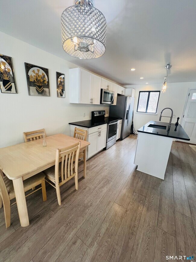 Building Photo - 11 King Arthur Dr