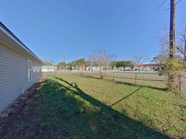 Building Photo - Move-In Special - Charming 3-Bedroom Home on a Corner Lot with Spacious Yard – Pet Friendly!