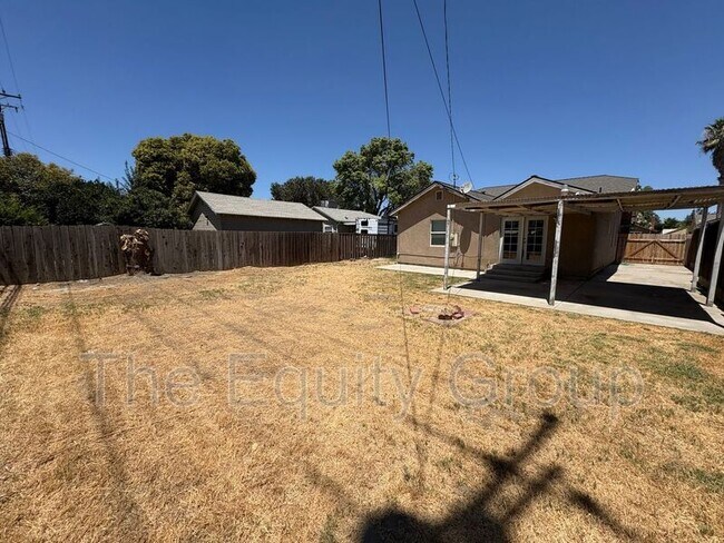 Building Photo - 741 E Apricot Ave