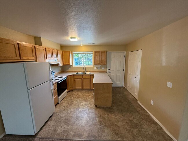 Building Photo - Newly Renovated Ground Level Orchards 2-be...