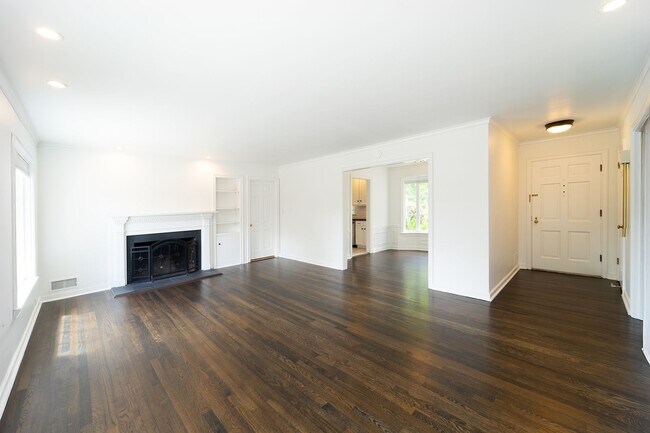 Building Photo - Newly Remodel Home in West Hills!