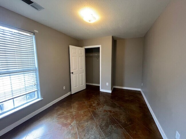 Building Photo - Renovated 2 Bedroom 2 Bath Duplex for Rent!!