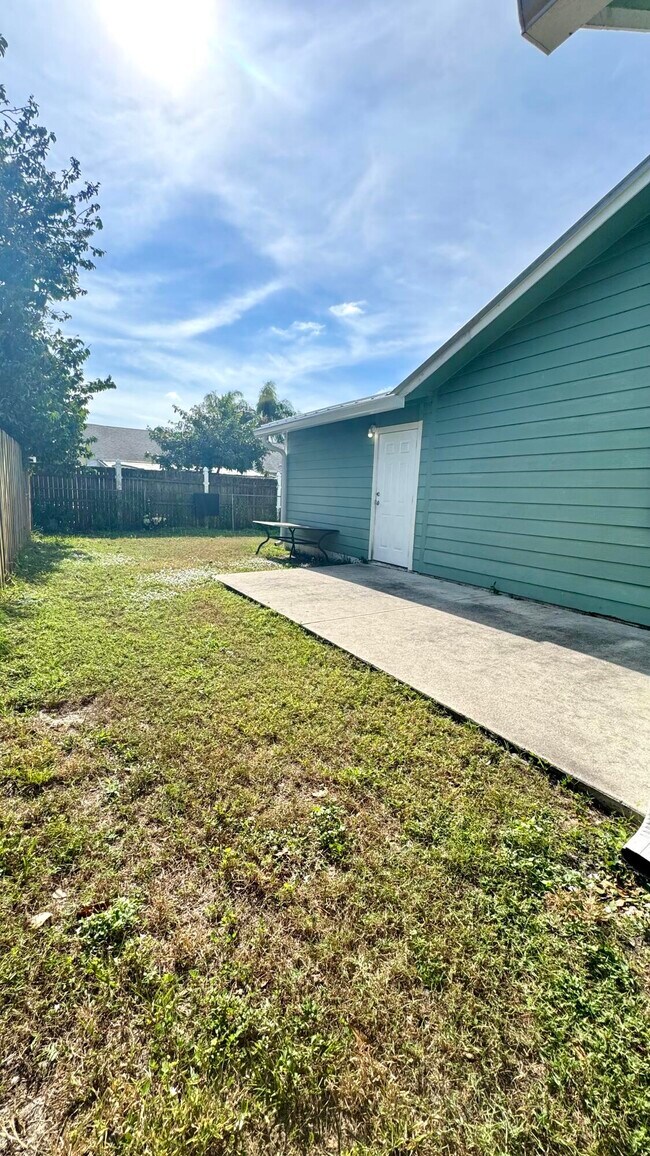 Building Photo - 5149 El Claro Cir