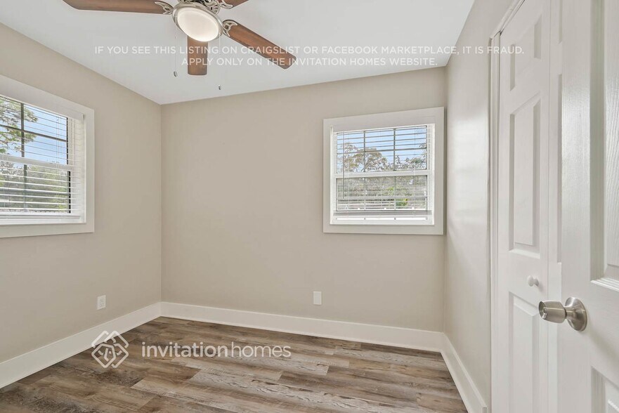 Building Photo - 450 Iris Rd