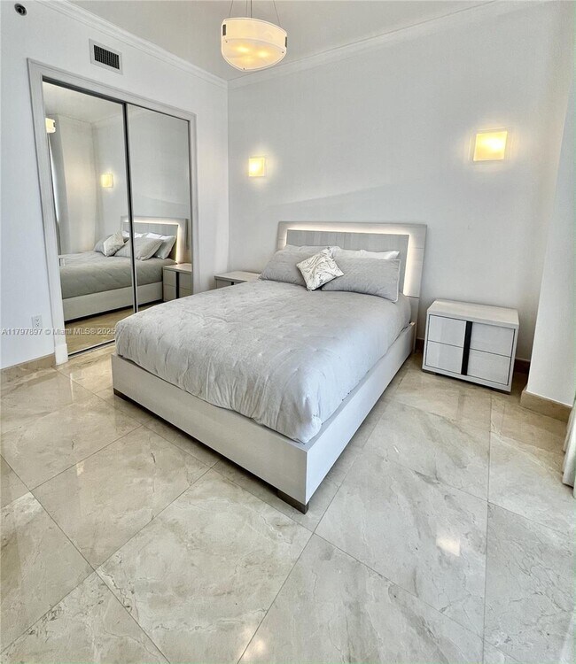 Building Photo - 15901 Collins Ave