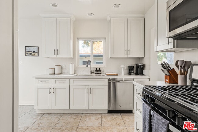 Building Photo - 329 S Reeves Dr