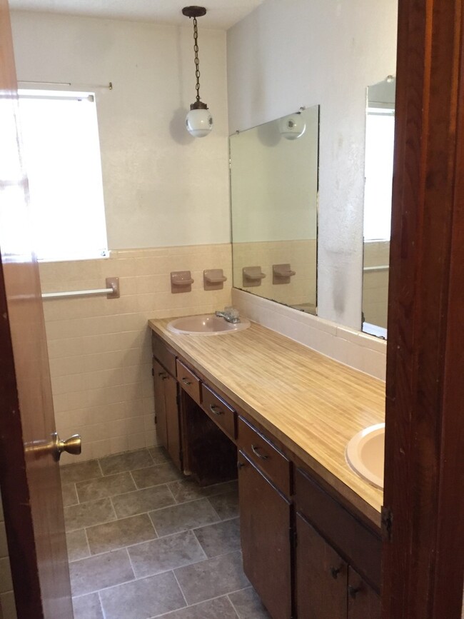 Building Photo - 3 Bedroom 1.75 Bath with a Spacious Lot