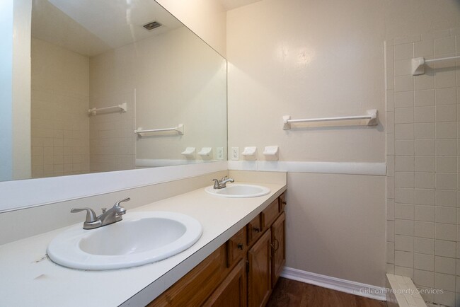 Building Photo - Cedar Ridge 501 A-C