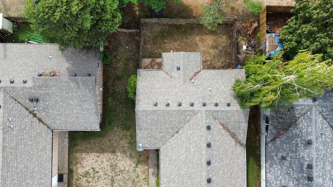 Building Photo - 2 bedroom 1 bath single level duplex