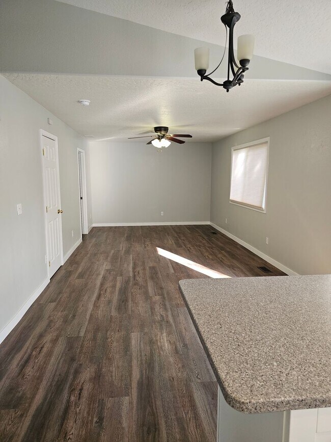 Building Photo - Updated Open Floor Plan in Nampa!
