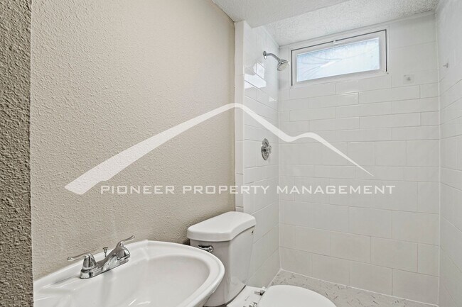 Building Photo - Spacious 4-Bed, 2-Bath Home with Finished ...