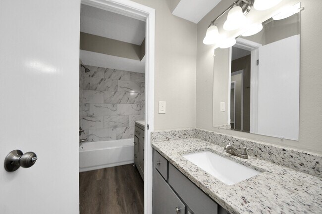 Building Photo - 1736 Crestdale Dr