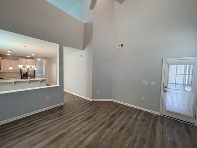Building Photo - MOVE IN READY! Amazing end-unit townhome