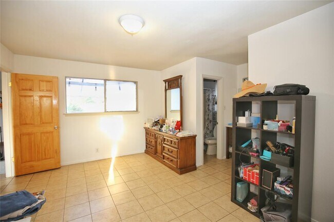 Building Photo - 204 Deerfield Park Dr