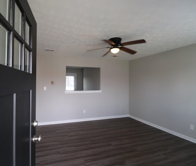 Building Photo - 521 Foxwood Dr