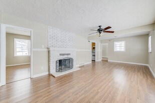 Building Photo - 110 De Smet Dr