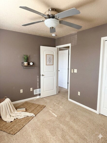 Building Photo - 495 SE Sagewood Cir