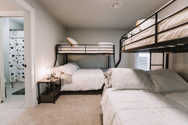 Building Photo - 1906 Almand Dr