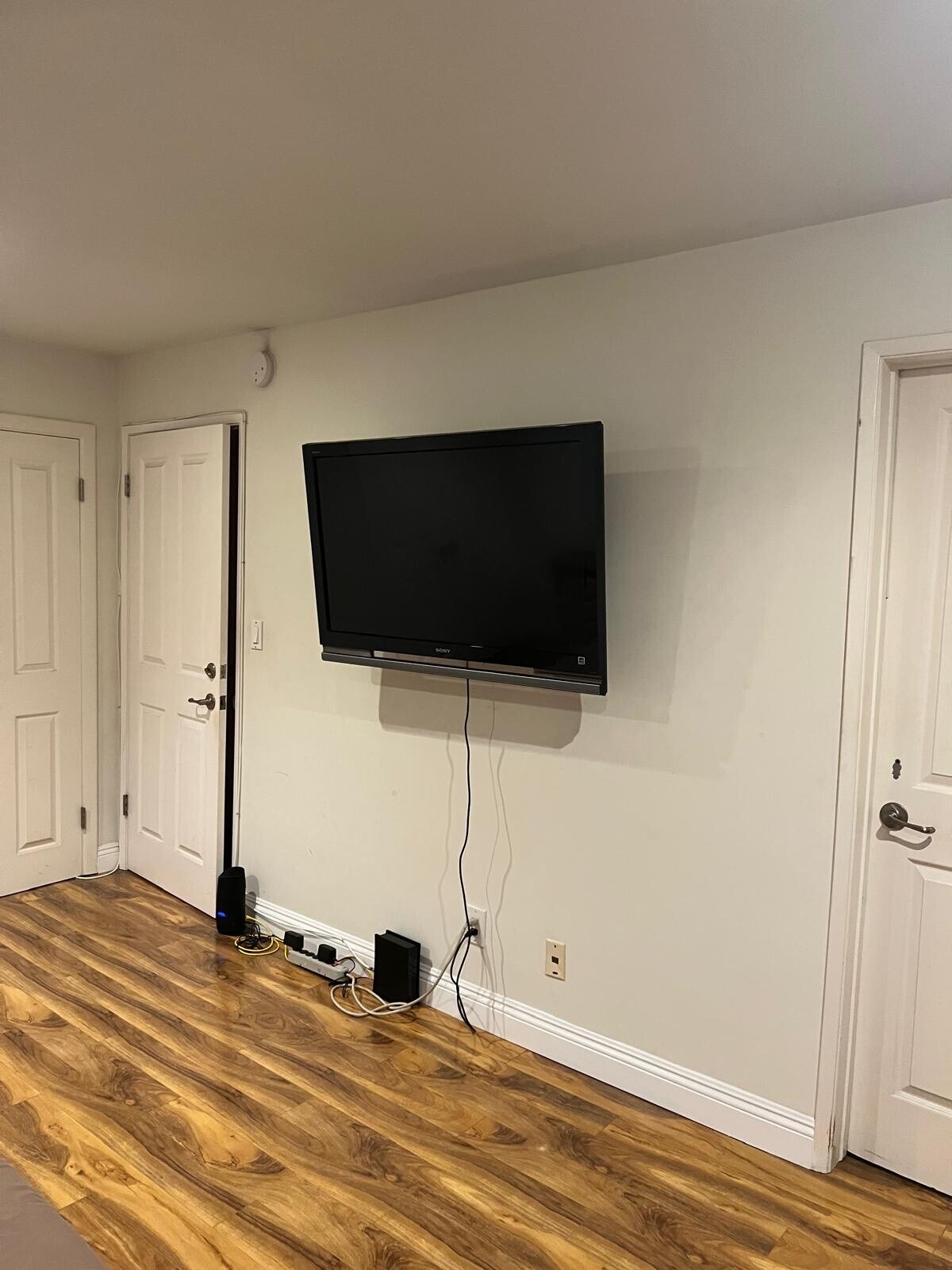 TV in bedroom for rent - 1310 Roxbury Dr
