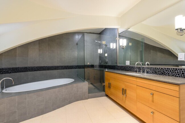Building Photo - 3527 Oak Knoll Dr