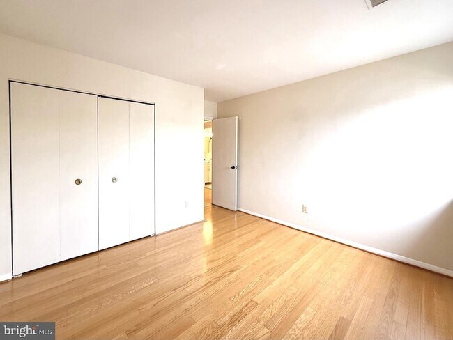 Building Photo - 532 Riviera Dr