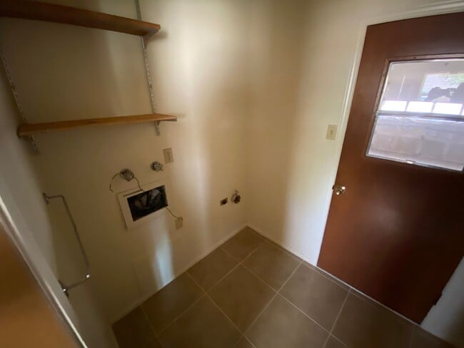 Building Photo - Northeast El Paso 3bed/2bath w/LOTS of living space!