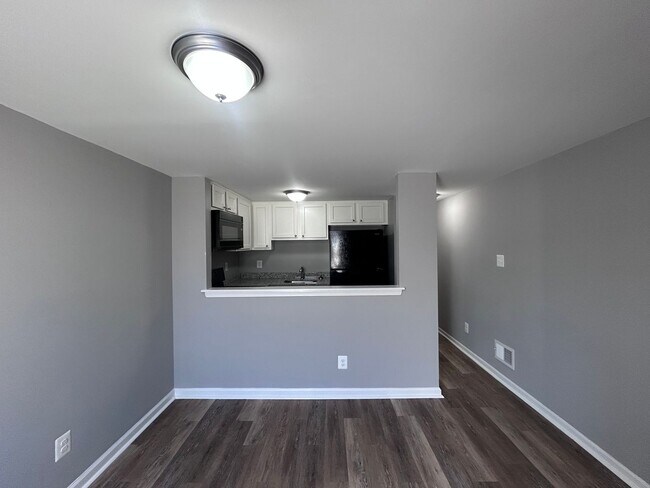 Building Photo - Baltimore - 2 bedrooms and 1 bath Available!