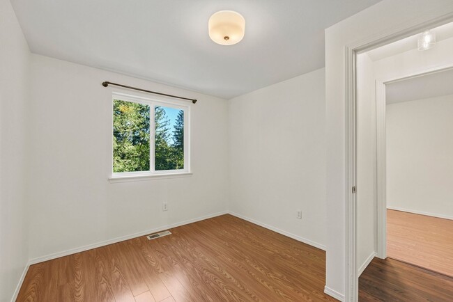 Building Photo - Clearwood Community Home in Yelm For Rent!...