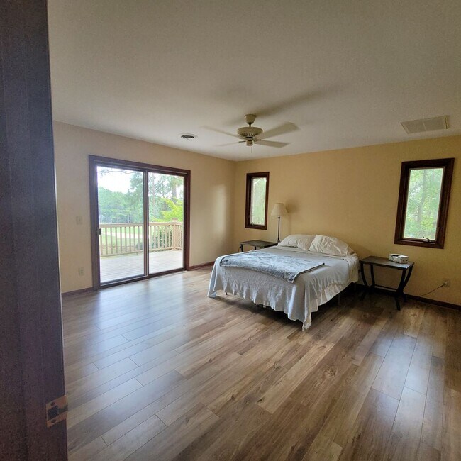 Building Photo - Beautiful Property Located in Seven Lakes near Pinehurst! Located on the Golf Course with Amazing...