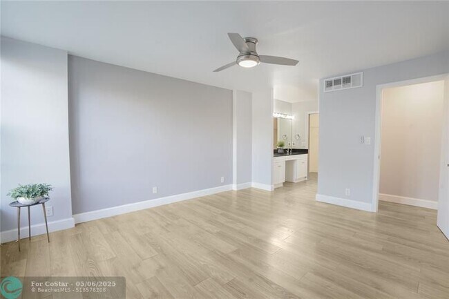Building Photo - 7 Royal Palm Way